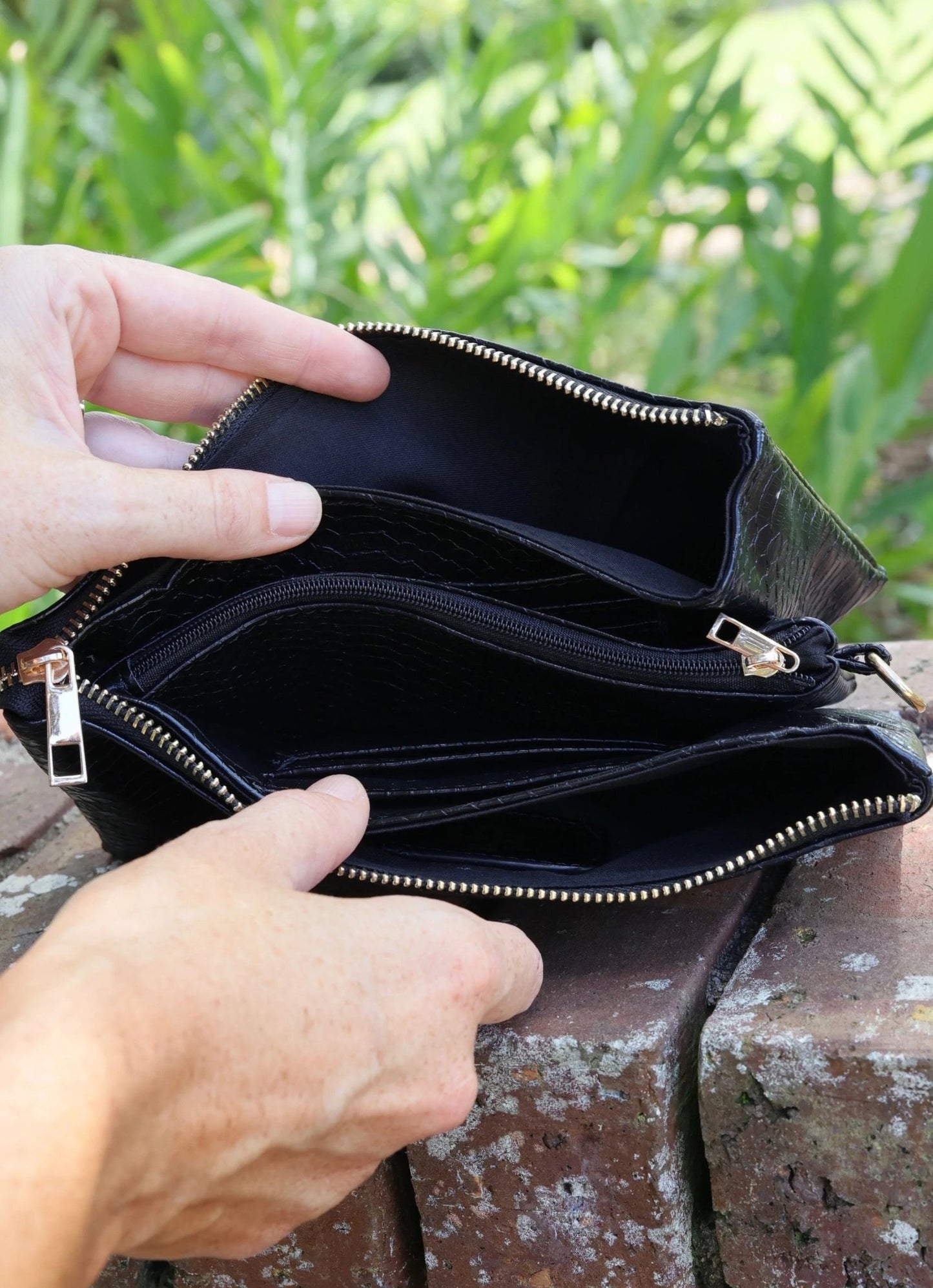 LIZ CUSTOM COLLECTION CROSSBODY - BLACK ES - Gopher Lane Boutique & Gifts