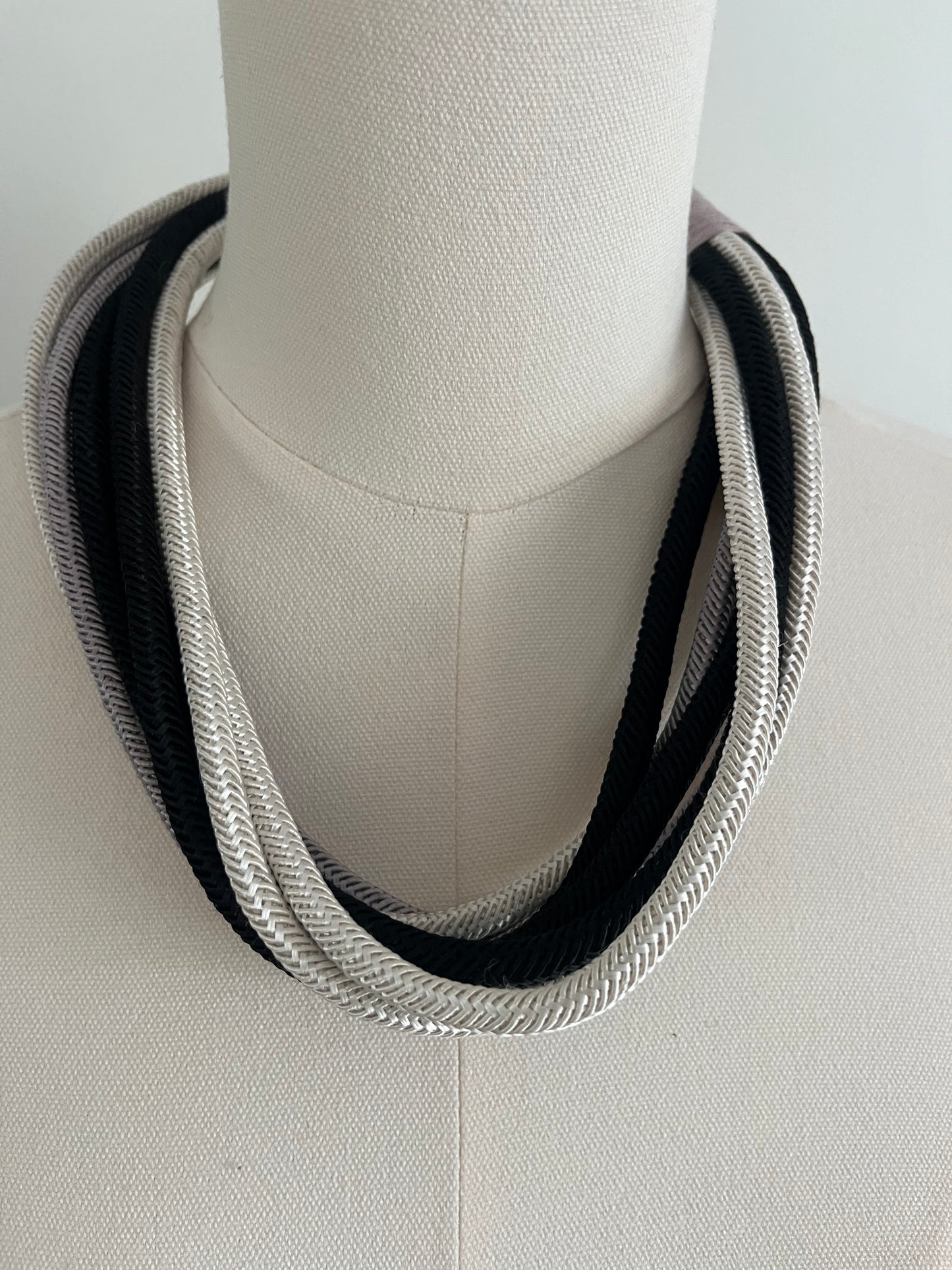 ROPE NECKLACE- BLACK MULTI